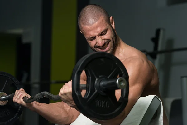 Mladý muž cvičit biceps — Stock fotografie