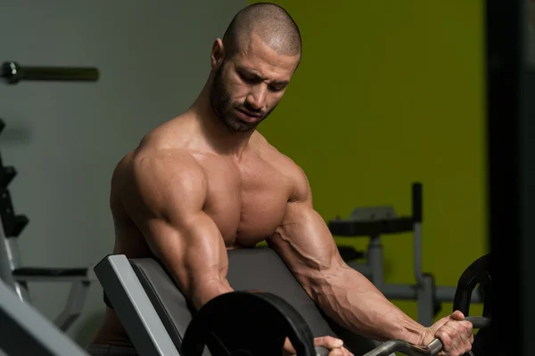 Jonge man doen oefening voor biceps — Stockfoto