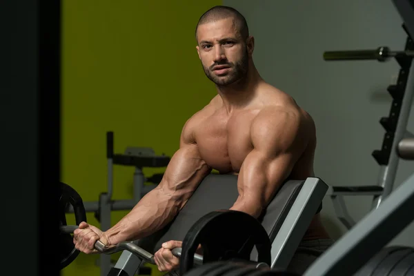 Mladý muž cvičit biceps — Stock fotografie