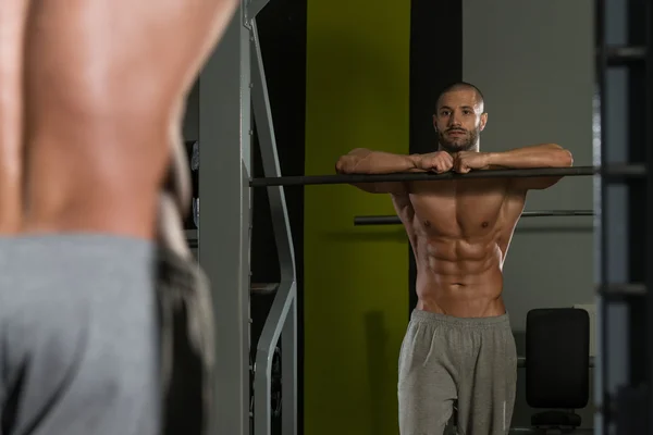 Porträt eines muskulösen Mannes, der sich im Fitnessstudio entspannt — Stockfoto