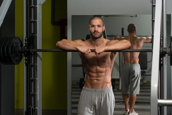 Porträtt av en muskulös Man avkopplande i Gym — Stockfoto