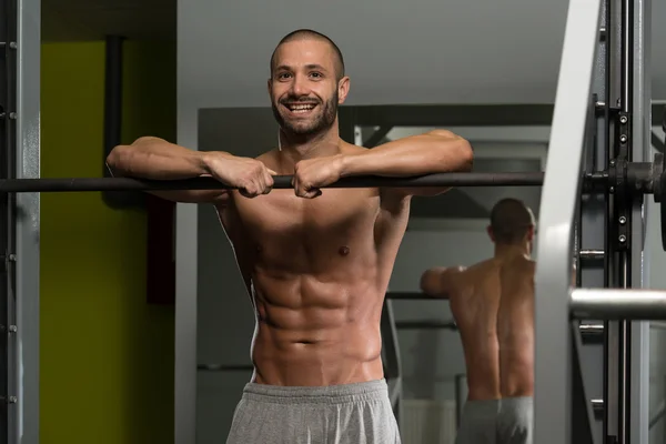 Portrét svalnaté muže v tělocvičně — Stock fotografie