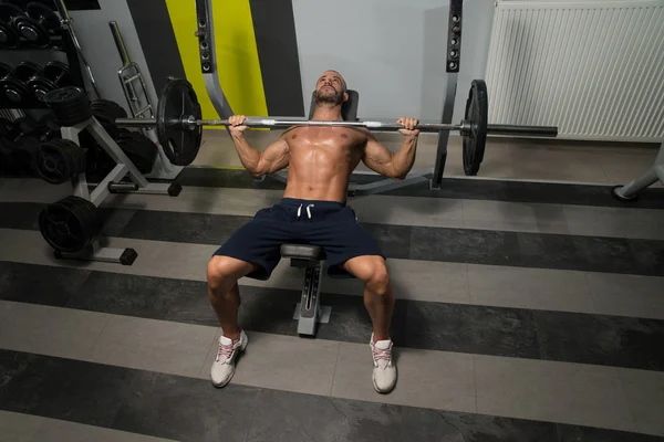 Hombre joven haciendo ejercicio en el pecho —  Fotos de Stock