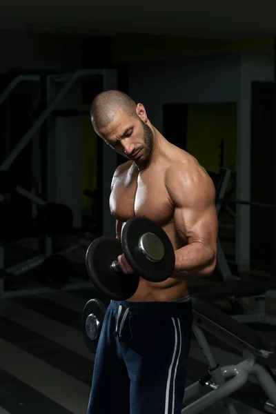 Unga kroppsbyggare gör tung vikt övning för biceps — Stockfoto
