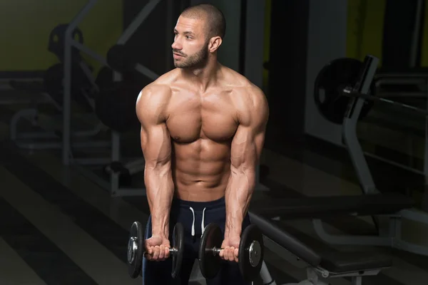 Bodybuilder exercice biceps avec haltères — Photo