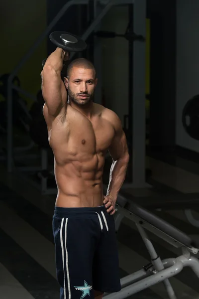 Jonge man doen oefening voor triceps — Stockfoto