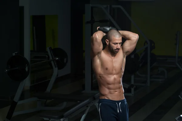 Bodybuilder exercice triceps avec haltère — Photo