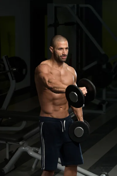 Bodybuilder masculin faisant l'exercice lourd de poids pour des épaules — Photo