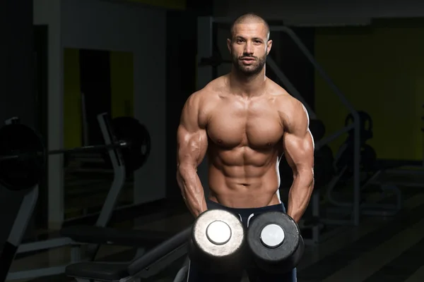 Hombre joven haciendo ejercicio para los hombros — Foto de Stock