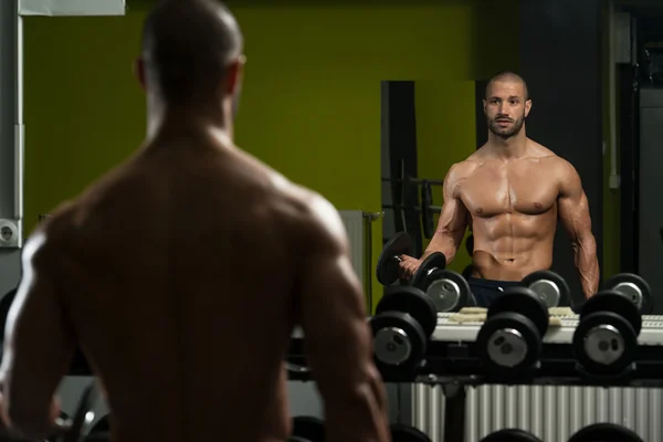 Gespierde man doet zware gewicht oefening voor biceps — Stockfoto