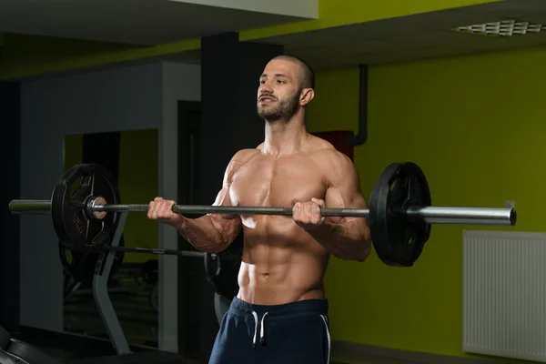 Fisiculturista masculino fazendo exercício de peso pesado para bíceps — Fotografia de Stock