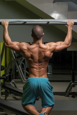 vücut geliştirmeci Pull ups en iyi sırt egzersizleri yapıyor