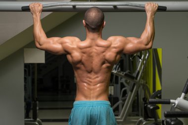 vücut geliştirmeci Pull ups en iyi sırt egzersizleri yapıyor