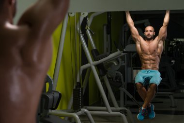 genç adam asılı bacak yerine egzersiz gündeme getiriyor.