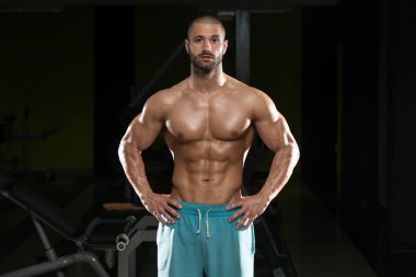 Adam iyi eğitimli cesedini gösterilen spor salonunda