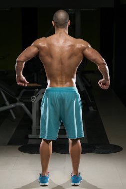 Fiziksel olarak geri onun de gösterilen adam eğitimli