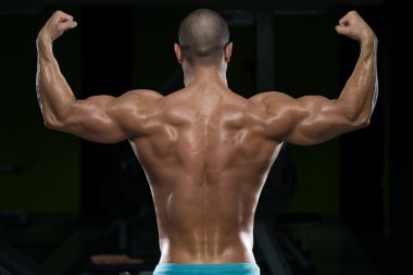 Fiziksel olarak geri onun de gösterilen adam eğitimli