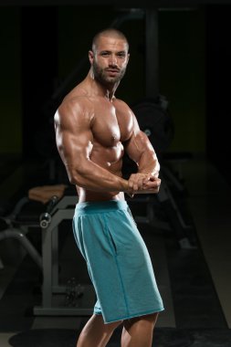 genç adam kasların esneme