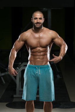 altı paketi ile genç adam