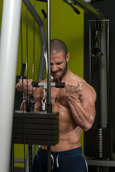 Homme musculaire faisant l'exercice lourd de poids pour des biceps — Photo