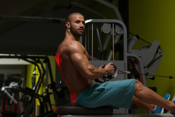 Bodybuilder trainiert Rücken — Stockfoto