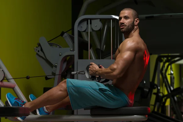 Bodybuilder masculin faisant un exercice de poids lourd pour le dos — Photo