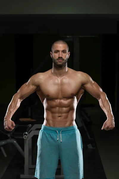 Mannen i Gym visar hans vältränade kropp — Stockfoto