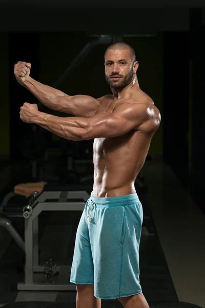 Homme dans la salle de gym montrant son corps bien formé — Photo