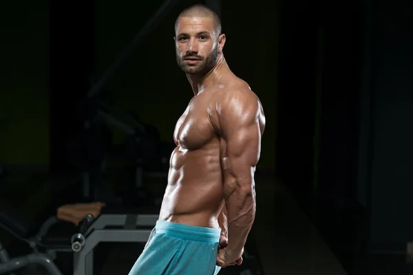 Jeune homme flexion des muscles — Photo