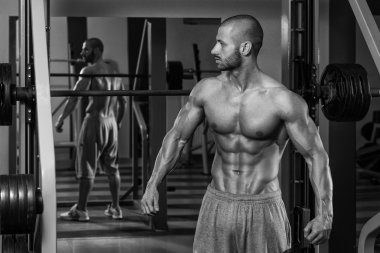 Kaslı adam spor salonunda rahatlatıcı portresi