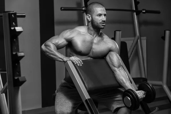 Muscular Man Doing Heavy Weight Exercise For Biceps — Stock Photo, Image