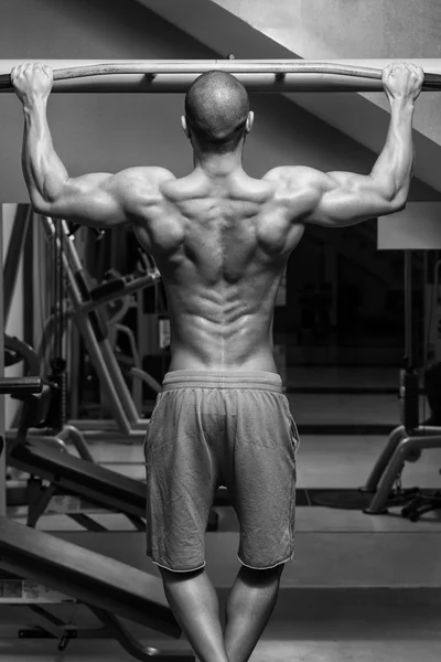 Male Athlete Doing Pull Ups — Stock Photo, Image