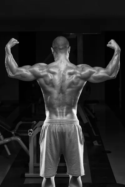 Joven hombre flexión músculos —  Fotos de Stock