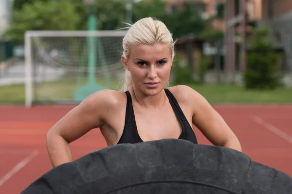 Young Man Doing Tire Flip Workout Outdoor — Stockfoto