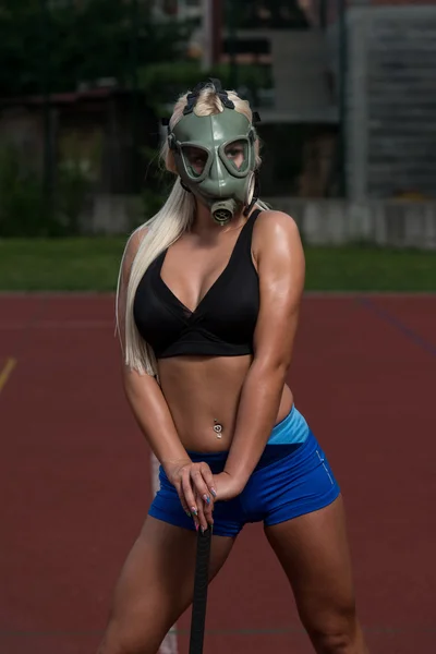 Mujer joven con martillo y máscara de gas —  Fotos de Stock