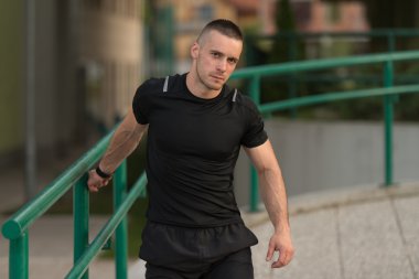 Streching açık havada genç adamdır