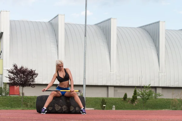 Femme en bonne santé se reposant après l'exercice — Photo