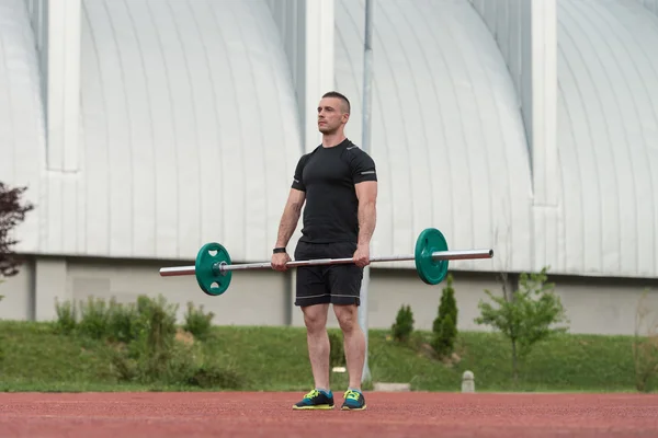 Giovane uomo che fa un esercizio Deadlift all'aperto — Foto Stock