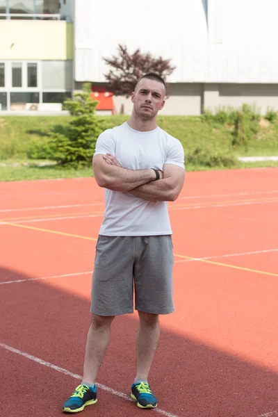 Hombre atlético después del ejercicio de fitness al aire libre — Foto de Stock