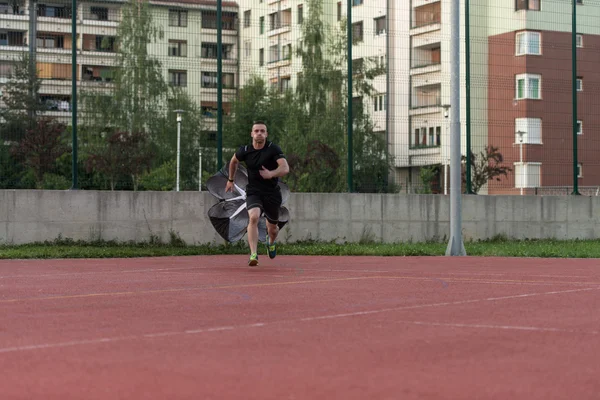 Entrenamiento de atletas con un paracaídas — Foto de Stock