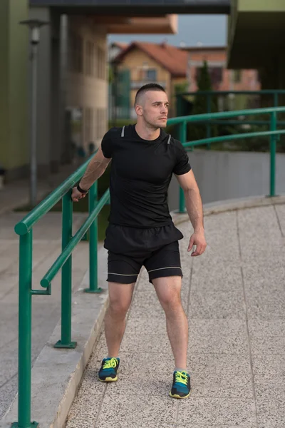 Jovem esportivo homem fazendo ginástica ao ar livre — Fotografia de Stock