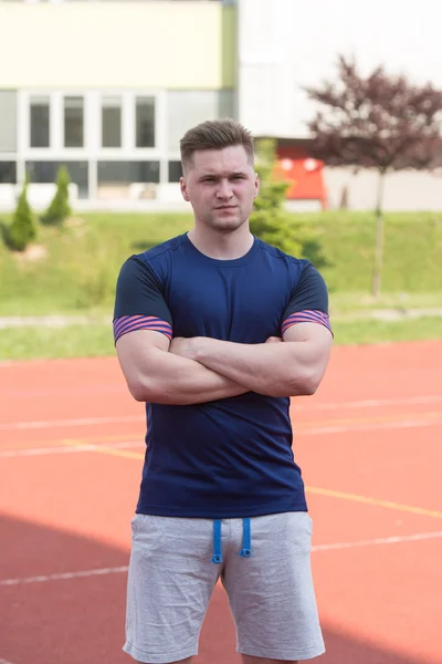 Sportlicher Mann nach Fitnessübung im Freien — Stockfoto
