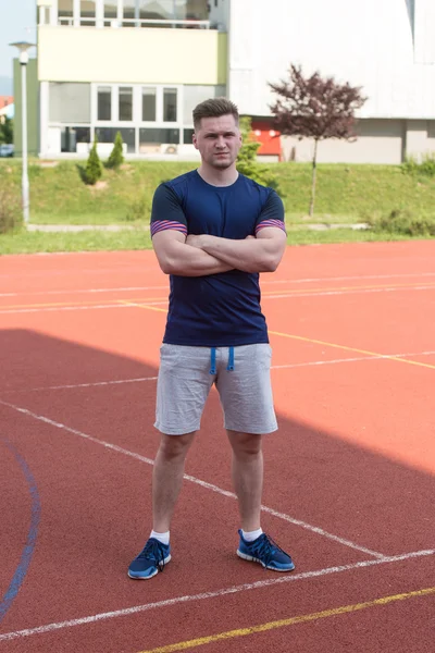 Homem atlético após o exercício de fitness ao ar livre — Fotografia de Stock