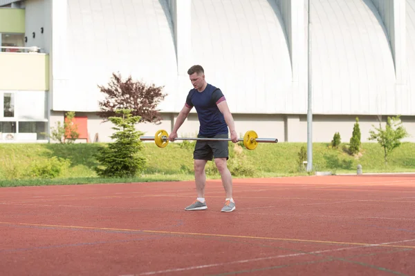 Jeune homme faisant un exercice de squat en plein air — Photo