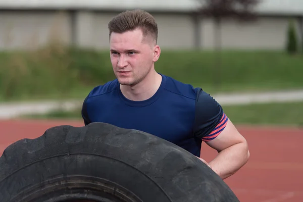 Young Man Doing Tire Workout Outdoor — Stock fotografie