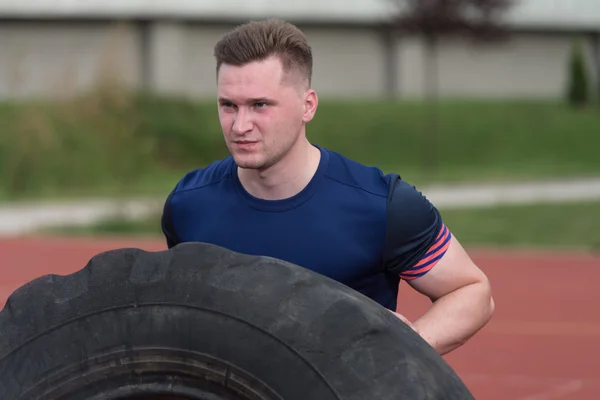 Junger Mann beim Reifen-Training im Freien — Stockfoto