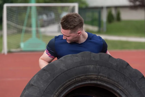 Young Man Turning Tires Outdoor — 图库照片