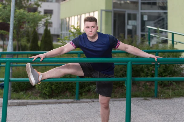 Young Sportive Man Doing Gymnastics Outdoors — Zdjęcie stockowe