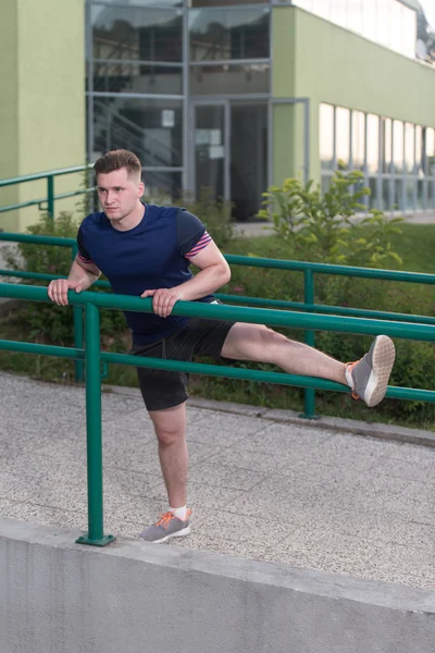 Junger Mann treibt Fitnesssport und Stretch — Stockfoto