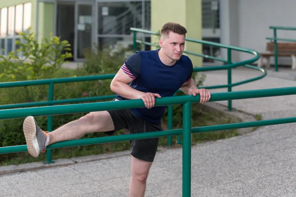 Giovane uomo è streching all'aperto — Foto Stock